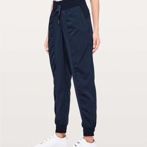 lululemon navy dance studio jogger size 6. worn once